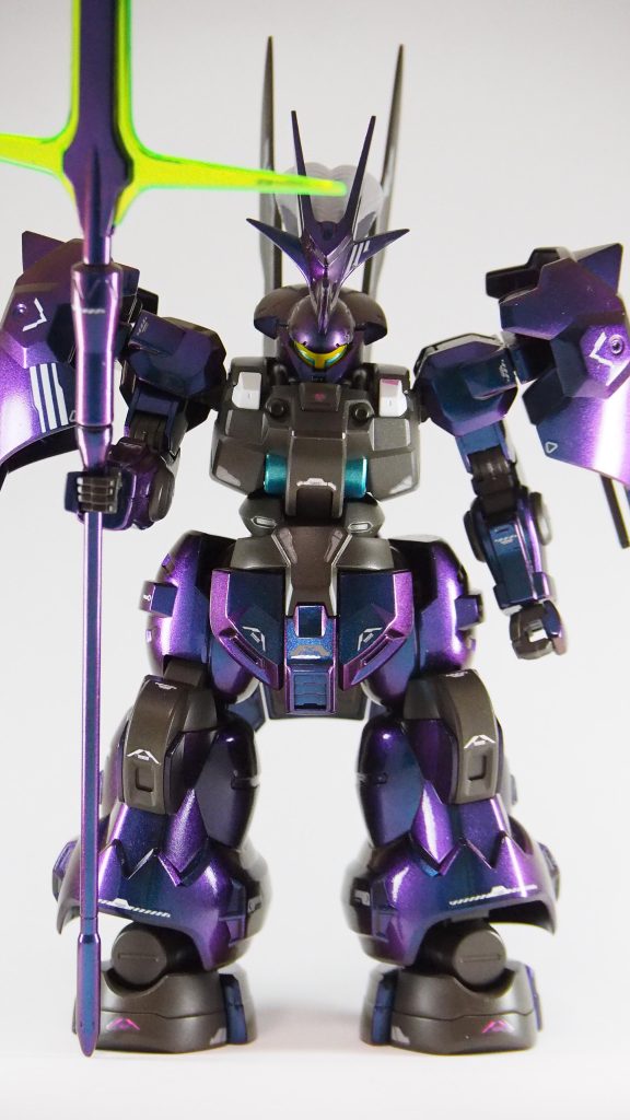 正面から。光の当たり具合で印象がかなり変わります。