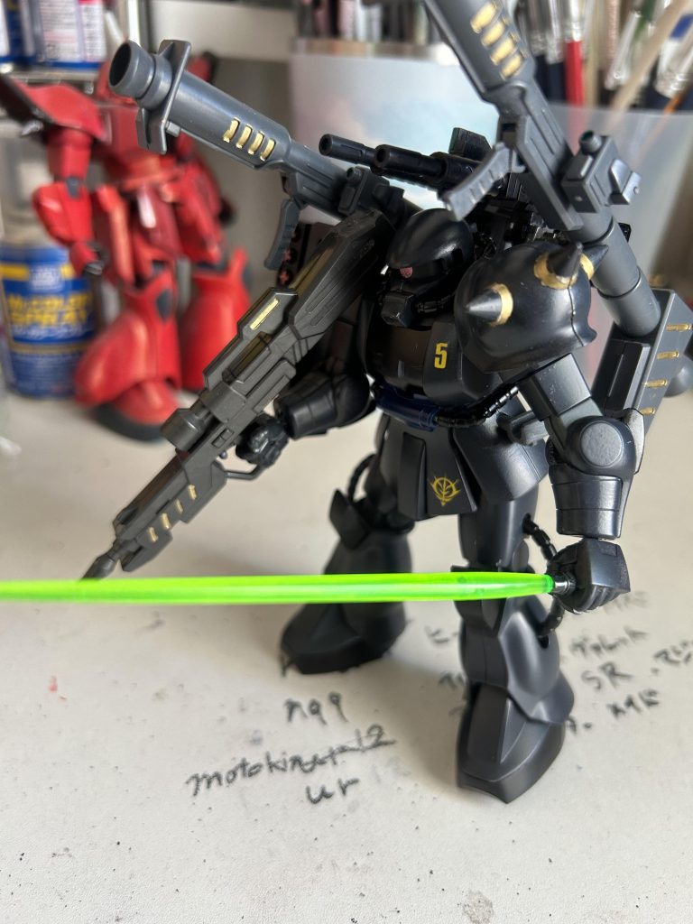 腰部にビームサーベルを一つ装備して、火器を全て使用後、戦闘を継続することが可能です。