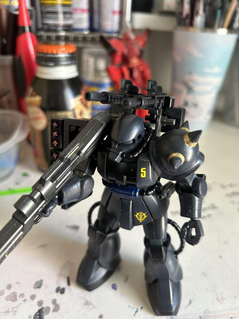 背中にマシンガンを二機装備