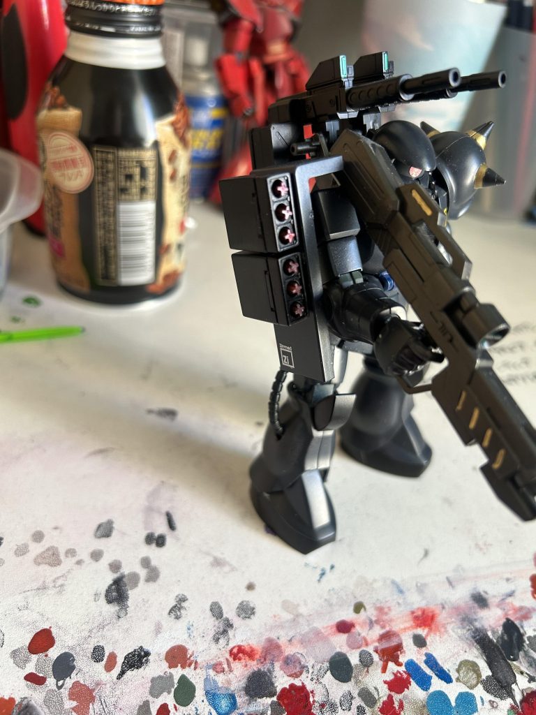 ミサイルポッドを二機装備、設定は陸戦使用で、長距離からの狙撃後に拠点に突撃して、各種武装で、制圧を主眼に作りました。