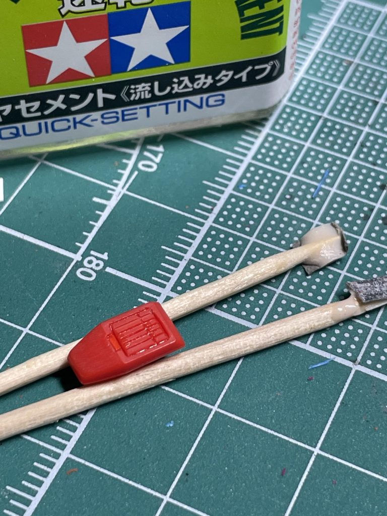 股間の赤いパーツにはシイタケディテールを彫りました。