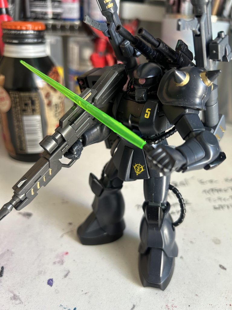 結構シンプルにいじってみましたが、どうだったでしょうか？中古で買ってきた品で関節ゆるゆるで、なかなかバランスとりずらかったので、ヘタにいっぱいつけても倒れたりする恐れがあるので、シンプル目にしました。ザクを作ってたりする人いっぱいあるので、なかなか勉強になるので、ザクはかなり好きで、創作意欲が高まるですねwんじゃ、そろそろ失礼しますね🫡ではε=ε=ε=ε=ε=ε=┌(;￣◇￣)┘