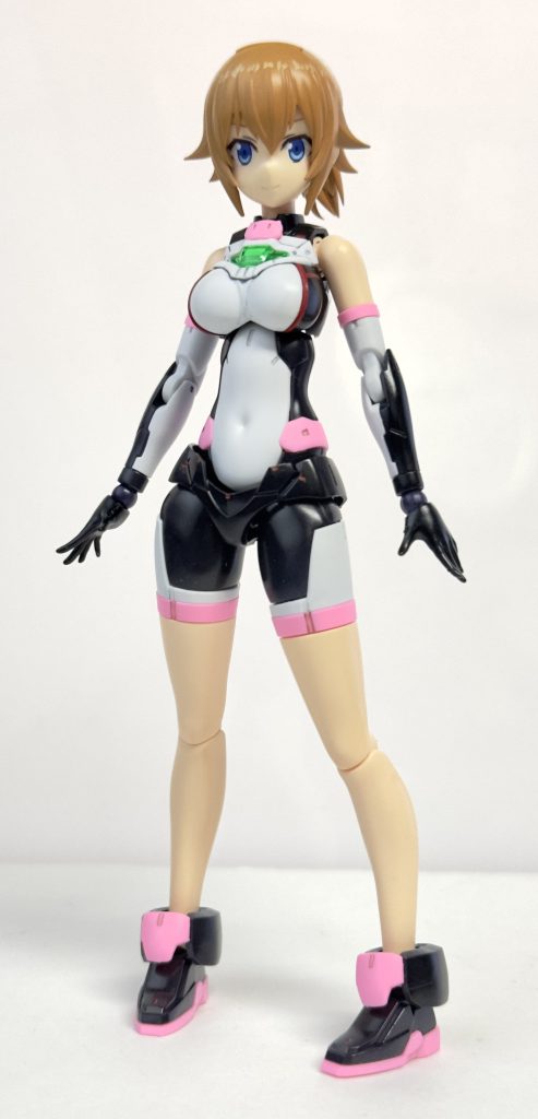 キャストオフダークブルーの所を、昔マークアレスを塗ろうと思って買ったブループリズムブラックを使ってみたのですが、思ったより青みのない黒になってしまいました。下地の色の影響が強いようで。