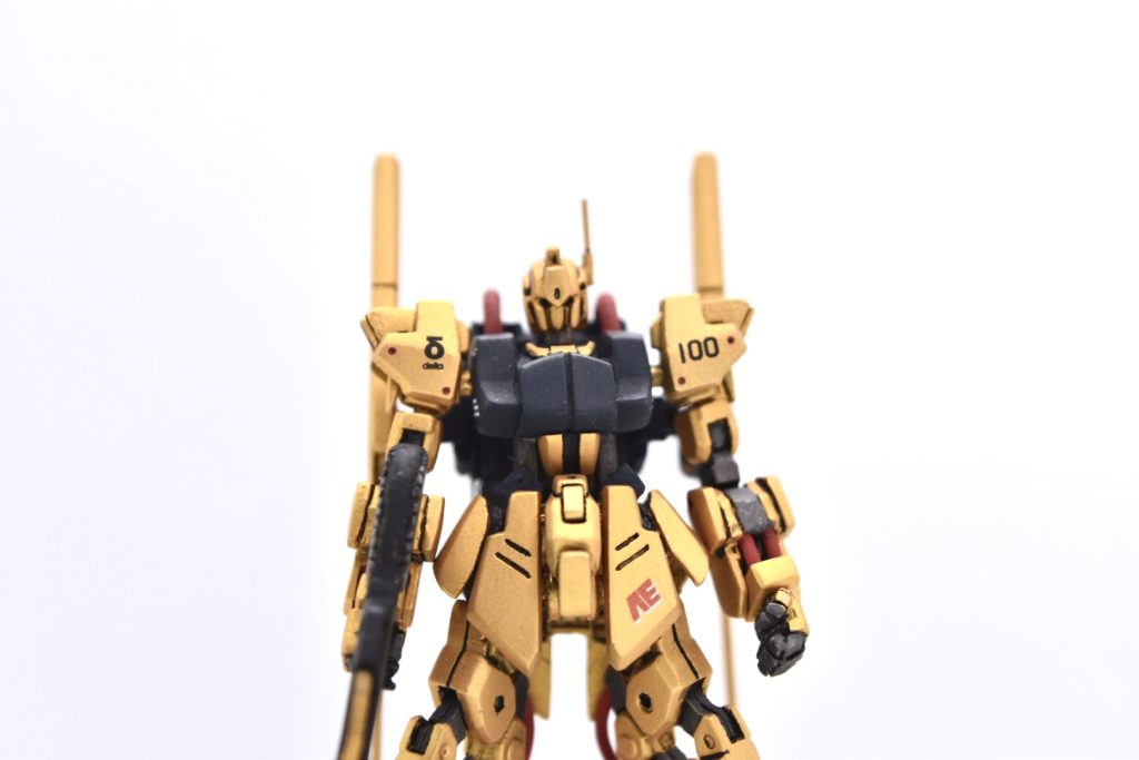 流行りの可動化ではない固定モデルです。なるべく丁寧に仕上げる事を心掛けて制作にあたりました。肩の「百」の文字は個人的に好きじゃないのとそもそもデカール持ってないのでデルタマークと数字の100にしてみました、意外と悪くないと個人的には思います。