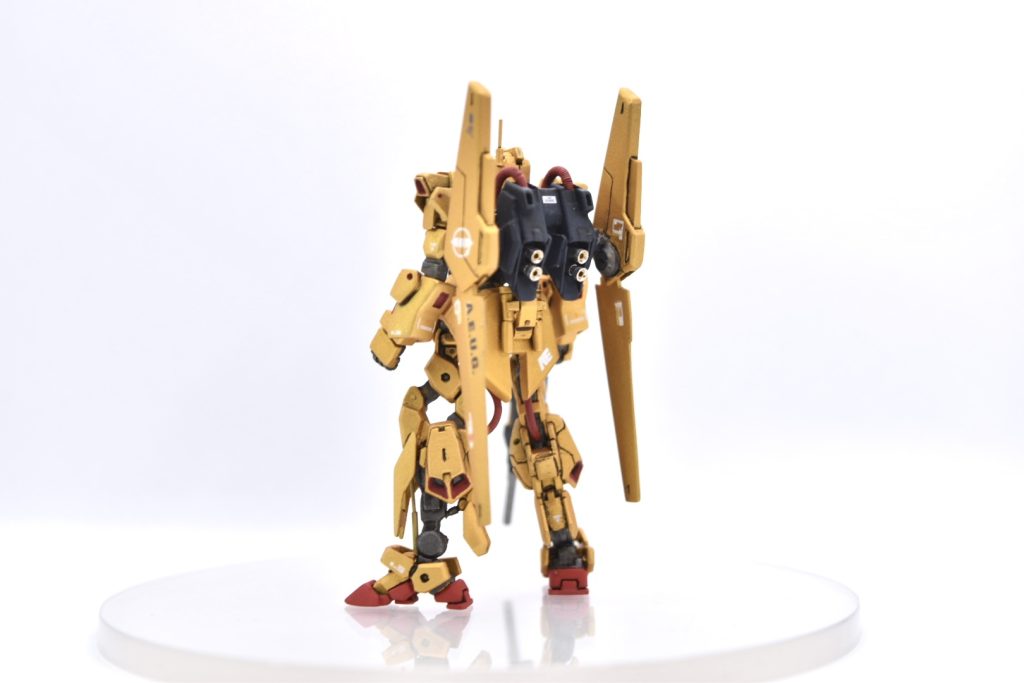 背中のバインダーはプラ板でスクラッチです。バインダー以外にも、腕、胴体、腰回り、つま先などスクラッチ部分が多く、表面処理が大変でした。