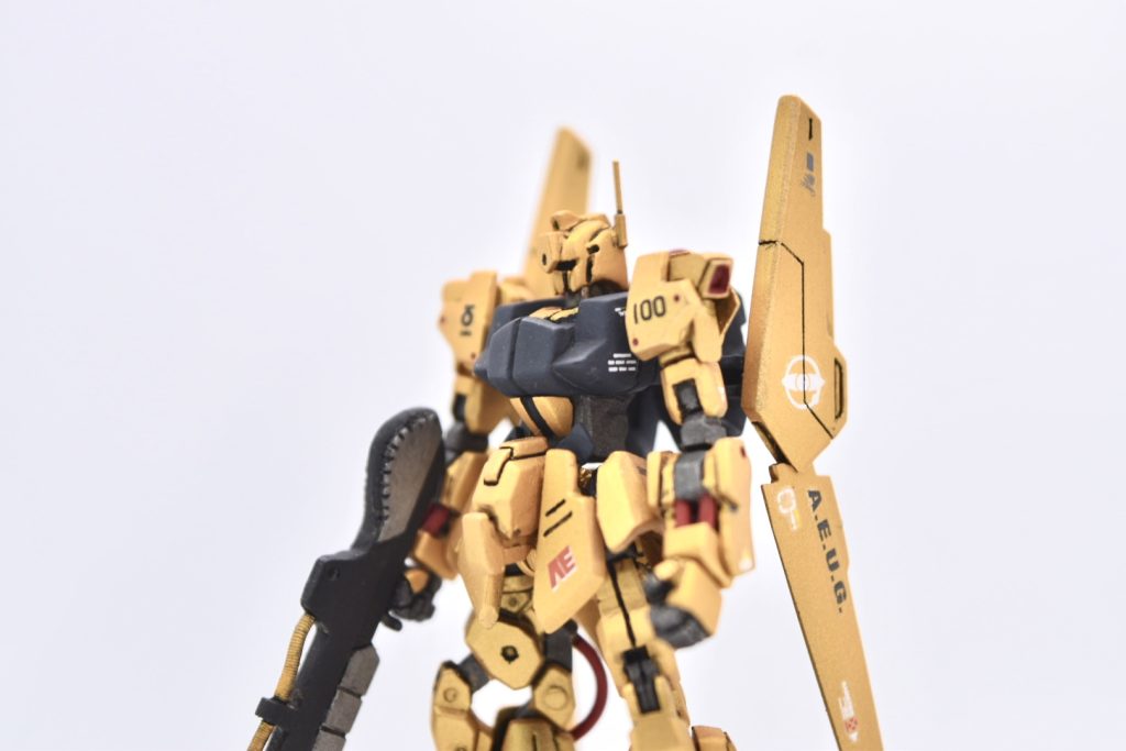 顔は以前リ・ガズィを作った時のZガンダムヘッドが余ってたので、そいつを使用してプラ板で加工しつつ百式の顔にしました。トサカの形、オデコ、襟足部分、マスク部分など百式の特徴を出せたかと思います。