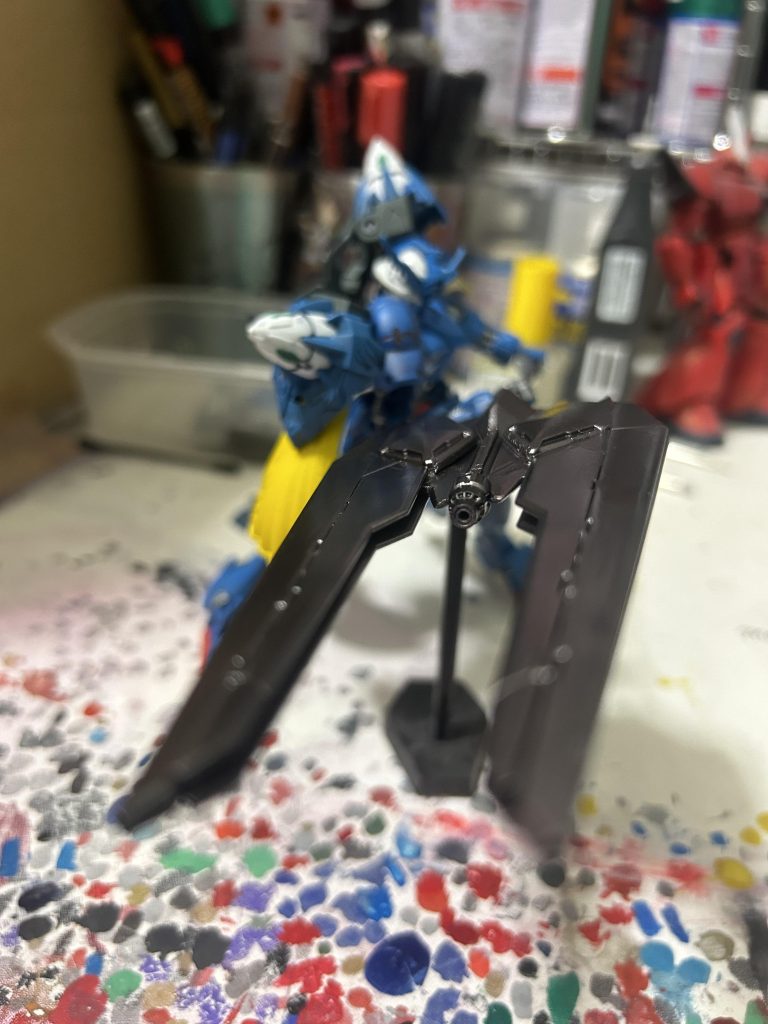 鉄血メイスを大剣ぽくしたくて、刃の部分を切り、フリーダムのウイングを4枚とも加工して、剣みたいに取り付けてみました。バンカー射出部分にライフルの銃口を取り付けてます。