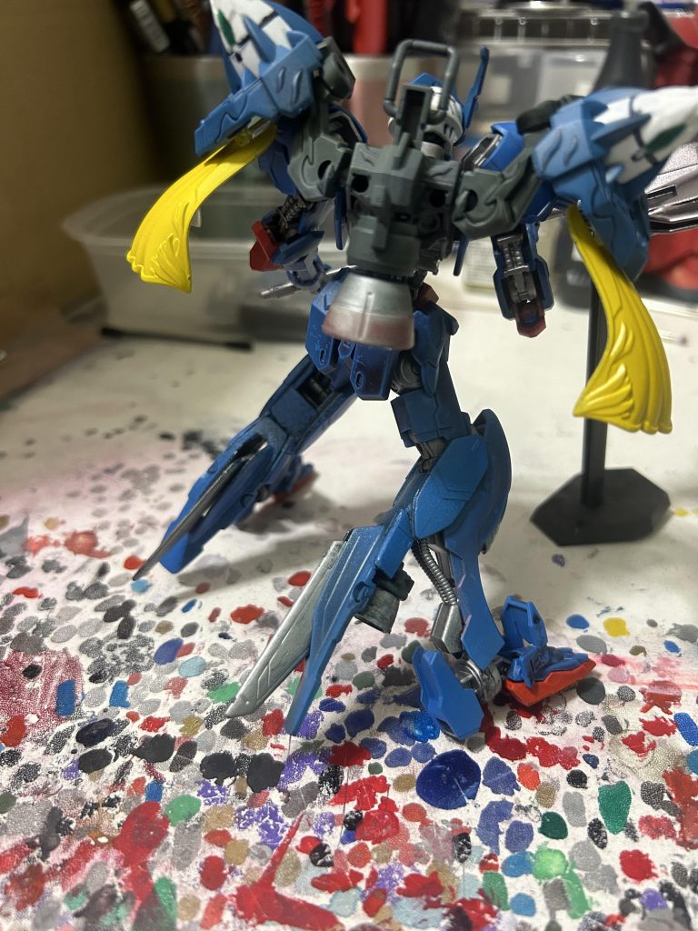 バックパックと両足に大型ブースターを取り付け、大型大剣を取り回す関係でました重量バランスを補ってます。