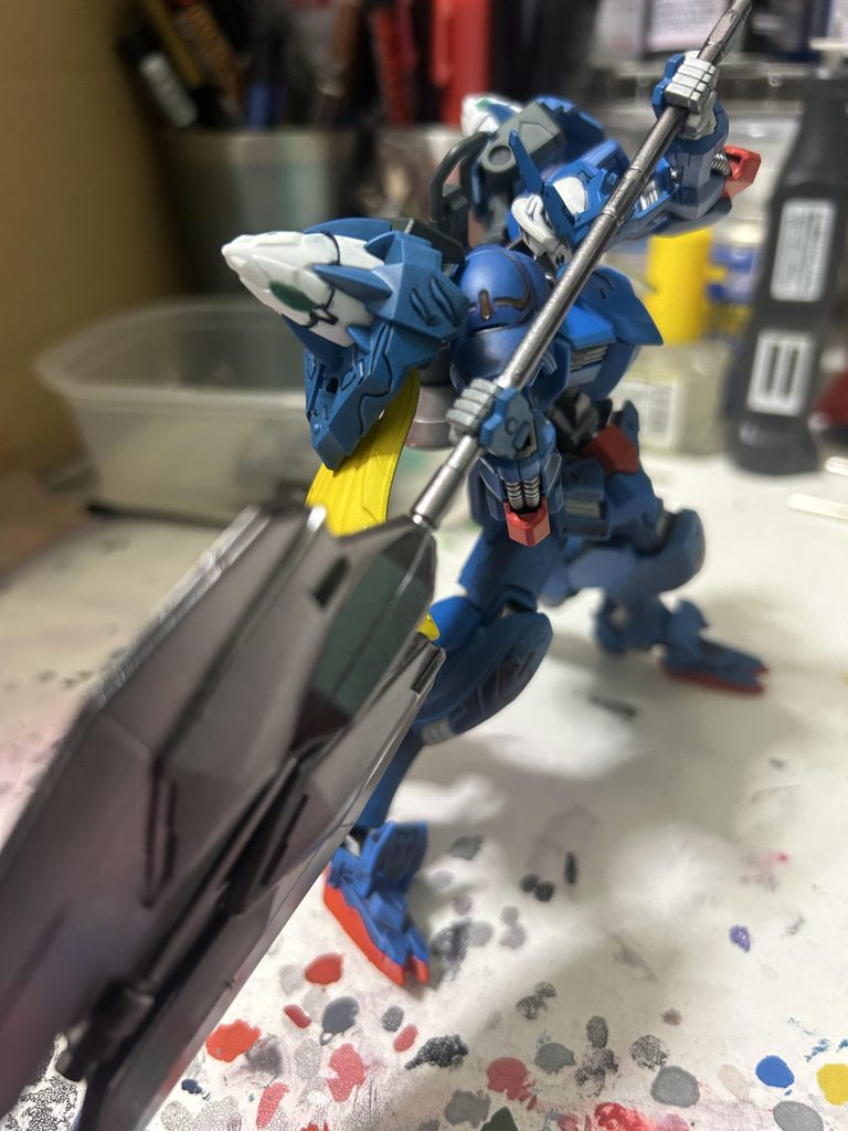 とまあ騎士ぽくできましたかね？前に作ったバルバトスをいじってみようかな？って考えて、バルバトスの顔いじってたら、修復不可能なレベルになって、ヴィダールの顔をそのまま取り付け塗装しました。結果的に落ち着いた感じになったと思います。でも武装デカすぎて、バランス取るのが難しくて、よく倒れちゃうのが難点です。んじゃ長話もなんなんで、これにてε=ε=ε=ε=ε=ε=┌(;￣◇￣)┘