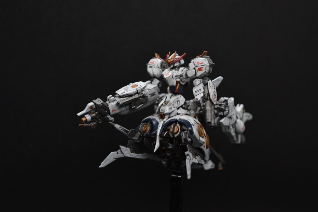 はい以上になります。これはアーティファクトのジャンク品の寄せ集めで作った本人からするととっても恥ずかしい感じの作品です、あと実験的に機体の宇宙汚しも自分なりに挑戦してみましたが、汚くなっただけのような…。武装の名前もハイマニューバとか響きがカッコいいから入れてみたかっただけです。笑完成品としてUPするつもりはなかったのですが、最終完成品が気になると仰った奇特な方がいらしたので、急いでデカールを貼って仕上げました。笑Kaishi-Denさん、どうでしょうか🤣笑ちなみに当初作っていたシールドヘッドはあまりにもMSとは言い難い見た目になったので、やっぱりやめました、一応GUNSTAでUPする以上はガンダムっぽさを出した方が良いかと思ったので…。というわけで最後までご覧いただきありがとうございました🙇