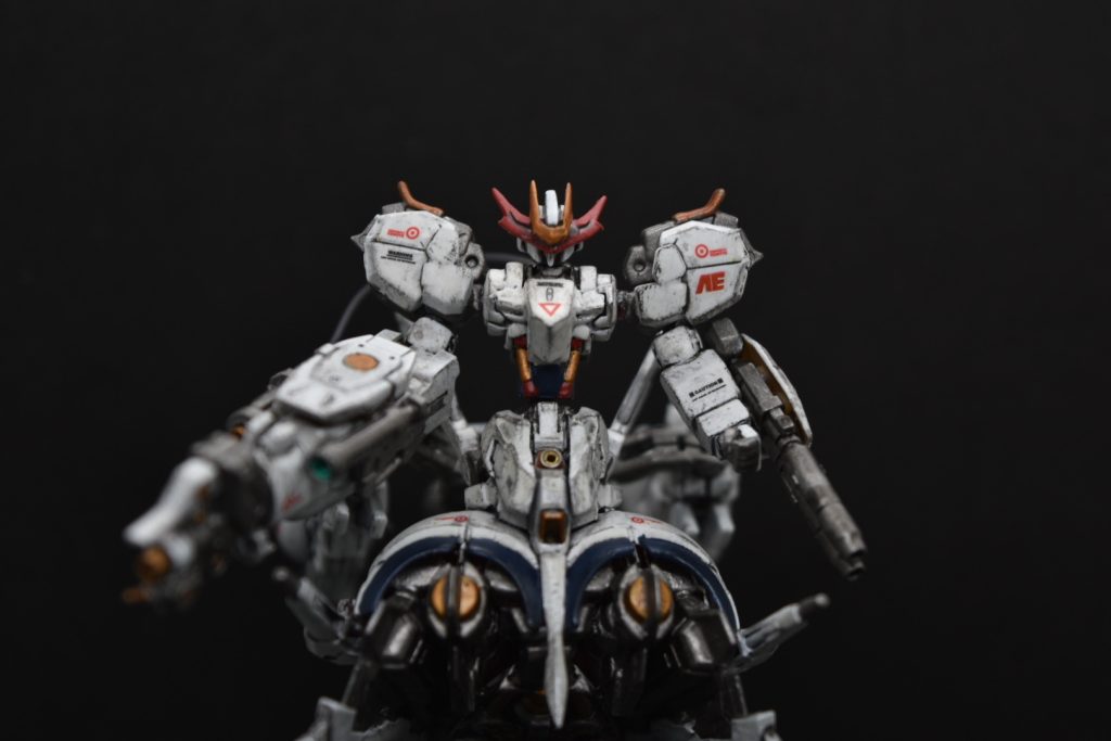 武装・左手にはシールド付き2連装ビーム砲。・腹部中央にハイメガキャノン。・スカート部左右にビームカノン一門ずつ。・右手には主力武器、マルチハイマニューバビームキャノンを装備。拡散から収束まで自由に変更可能。・尾の部分には後方迎撃用のビーム砲が装備。 