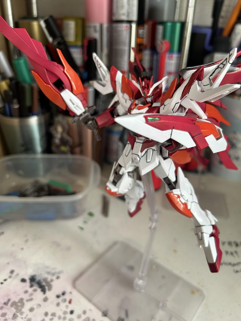 翼にマウントされていたハイパーカレトヴルッフを腰部アーマー両側に取り付け