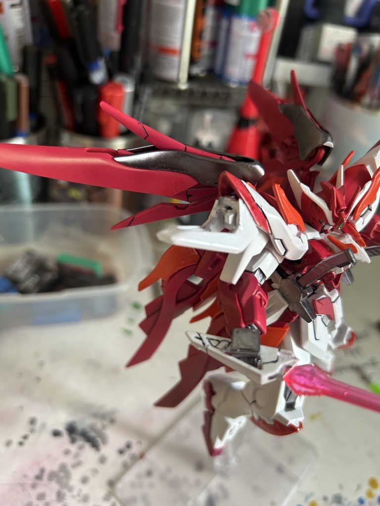RQM60Fフラッシュエッジ2ビームブーメランを肩部にマウントできるようにギリギリまで削り、ウイングゼロ炎に移植しました。マウントするパーツが正面だと丸見えだったので、フリーダムガンダムのつま先を隠れるようになるまで削り取り付けました。正直割れたらどないしよ^^;って感じながらビクビクして削ってましたw