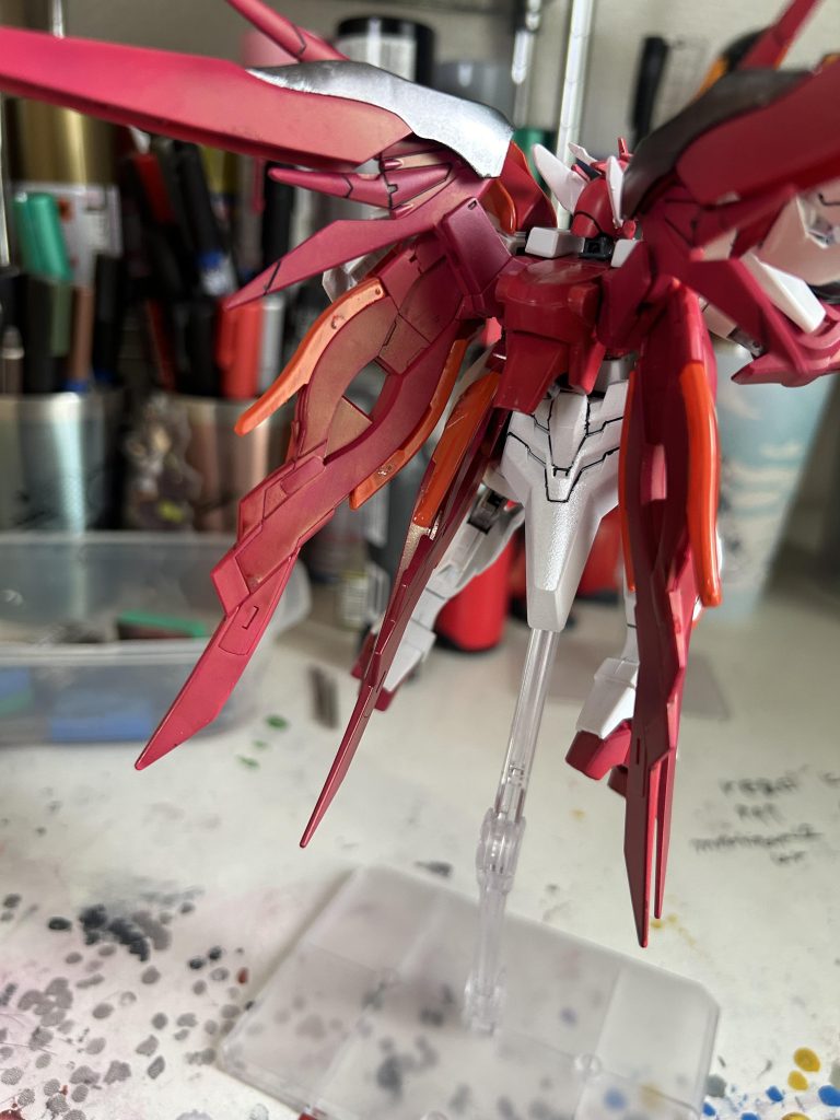 背中にデスティニーの翼とバーニアを移植して、ウイングゼロ炎の翼パーツも羽ぽく見えるように取り付けました。