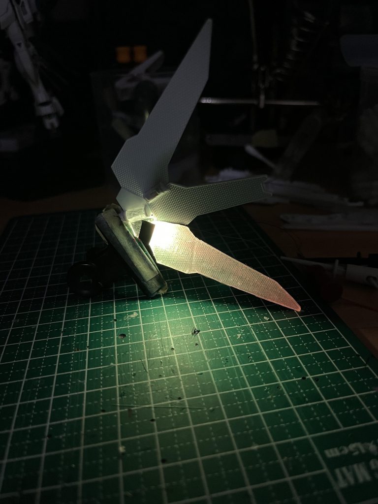 リフレクターとラジエータープレートはクリアレジンで作り直してます。