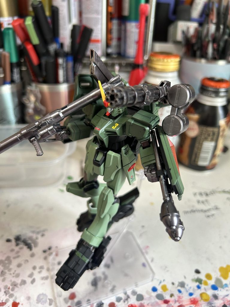 左側にマシンガンを装備。