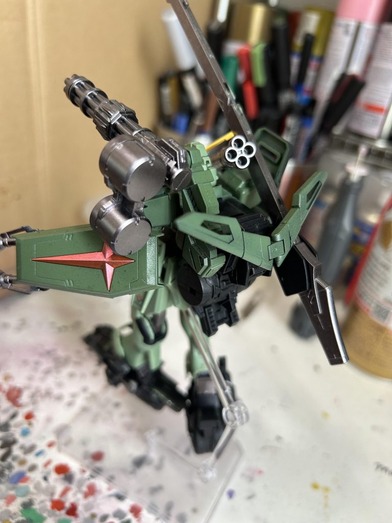 背部にビームブーメランを装備。基本はビームダガーのように使用することで、近接戦闘も対応可能