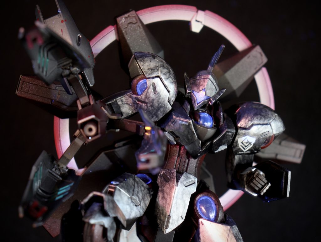 亡霊感を出すために。頭部クリアパーツを内側からひび割れ表現し、ランナーを加工しモノアイを取り付けました！