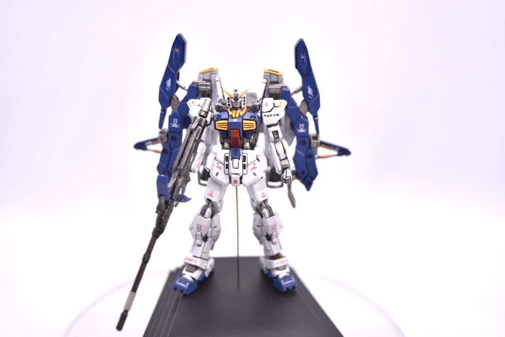改修箇所・顔を真鍮線接続に変えて少し俯けるようにしました。・怒り肩過ぎだったので肩の接続位置を1mmほど下げました。・気になった長い肘関節を普通の関節っぽくして、違和感を解消。・胴体と腰を一旦切り離して真鍮線接続に変えてS字のラインが出るようにしました。・サイドアーマーとフロントアーマーの位置関係が揃いすぎてて、なんか腰巻きみたいに見えて嫌だったので、サイドアーマーの取り付け位置をあえて少し上に浮かせました。・脚の付け根を下げて、太ももの細くなる箇所をプラ板で塞ぎ、普通の太もものラインにしました、貧弱さが消えたと思います。・ふくらはぎのパーツが左右から挟み込みタイプでスネがモナカ状の合わせ目が出てたので、プラ板でスネ部分を別パーツ化しました、合わせ目が消え、パネルラインとして見えて一石二鳥です。・つま先のモールド処理が面倒なのと、デザインがダサいので、プラ板貼り付けて作り直しました。Kaishi-Denさんがやってたアレです!・Gディフェンサーのサイドポンツーンを折りたたみ状態にしてシンメトリーにしました。それに伴いロングライフルは手に持たせる形で改修しました。・本体とGディフェンサーの取り付けはネオジム磁石に変更しました。