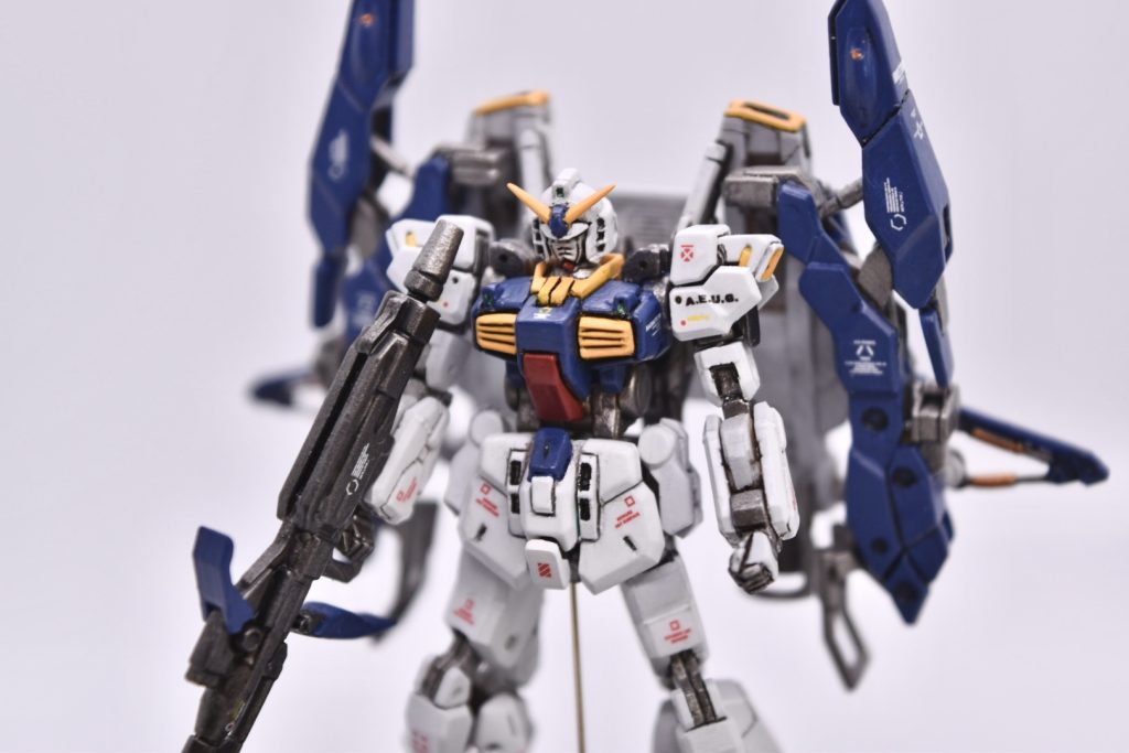 ロングライフルを手に持たせた事により3点立ちが出来なくなり後ろに倒れてしまうので真鍮線で台座固定してます。