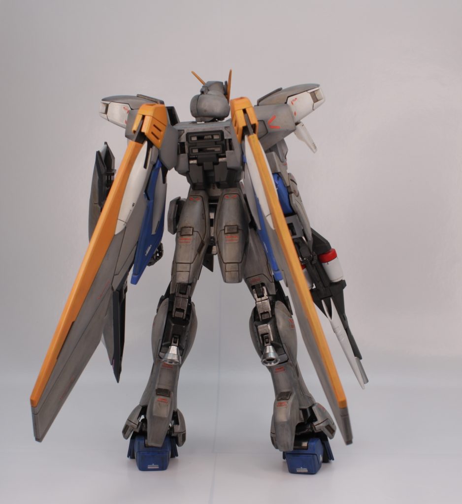 ウイングバインダーもV2ガンダムのミノフスキードライブユニットに差し替えるつもりでいたのですが,途中でウイングバインダーのほうが格好いいんじゃなかろうかと思い直して,そのままとしました。