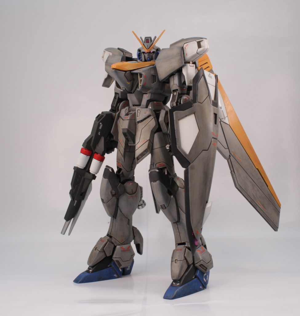 ウイングガンダムを基本骨格にして,V2ガンダムに見えるように意識して制作しました。ウイングガンダムのマスクとV2ガンダムの頭両側のパーツが思いのほかマッチングしてよかったです。