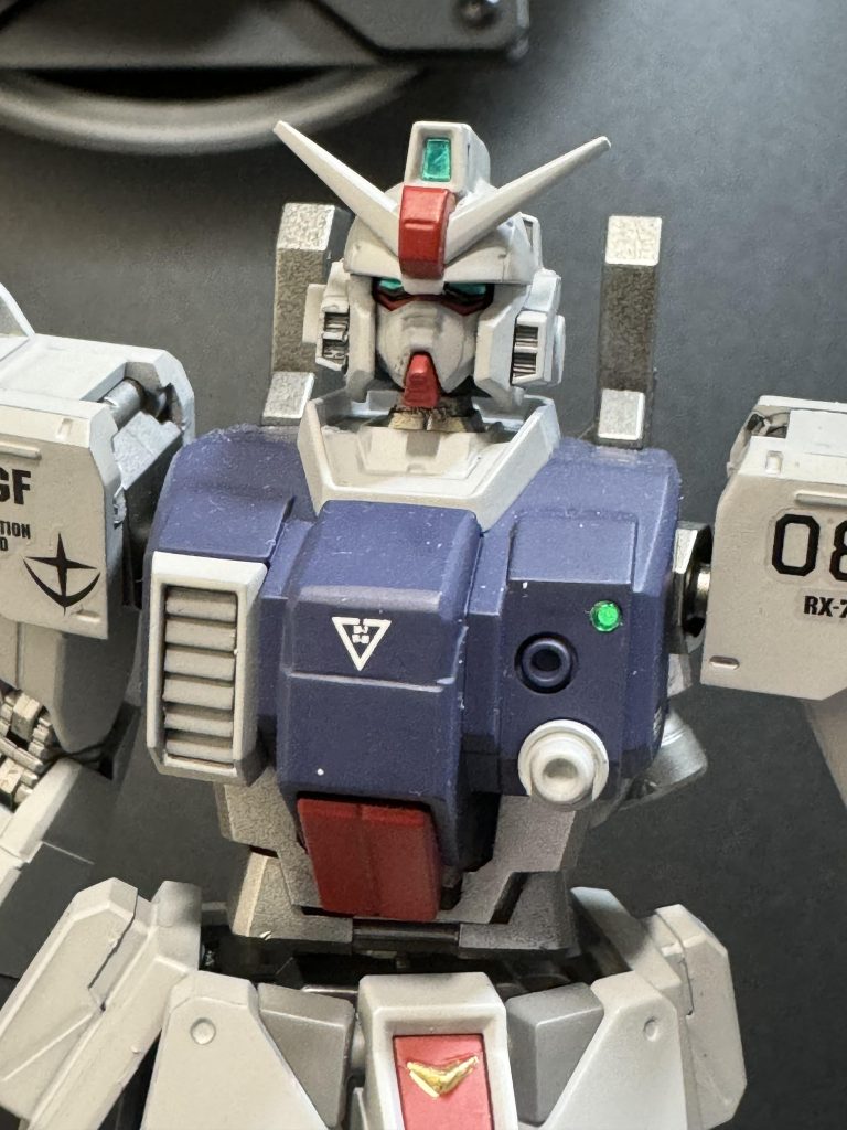 顔は顎を削り込み、頬を薄くして小顔化