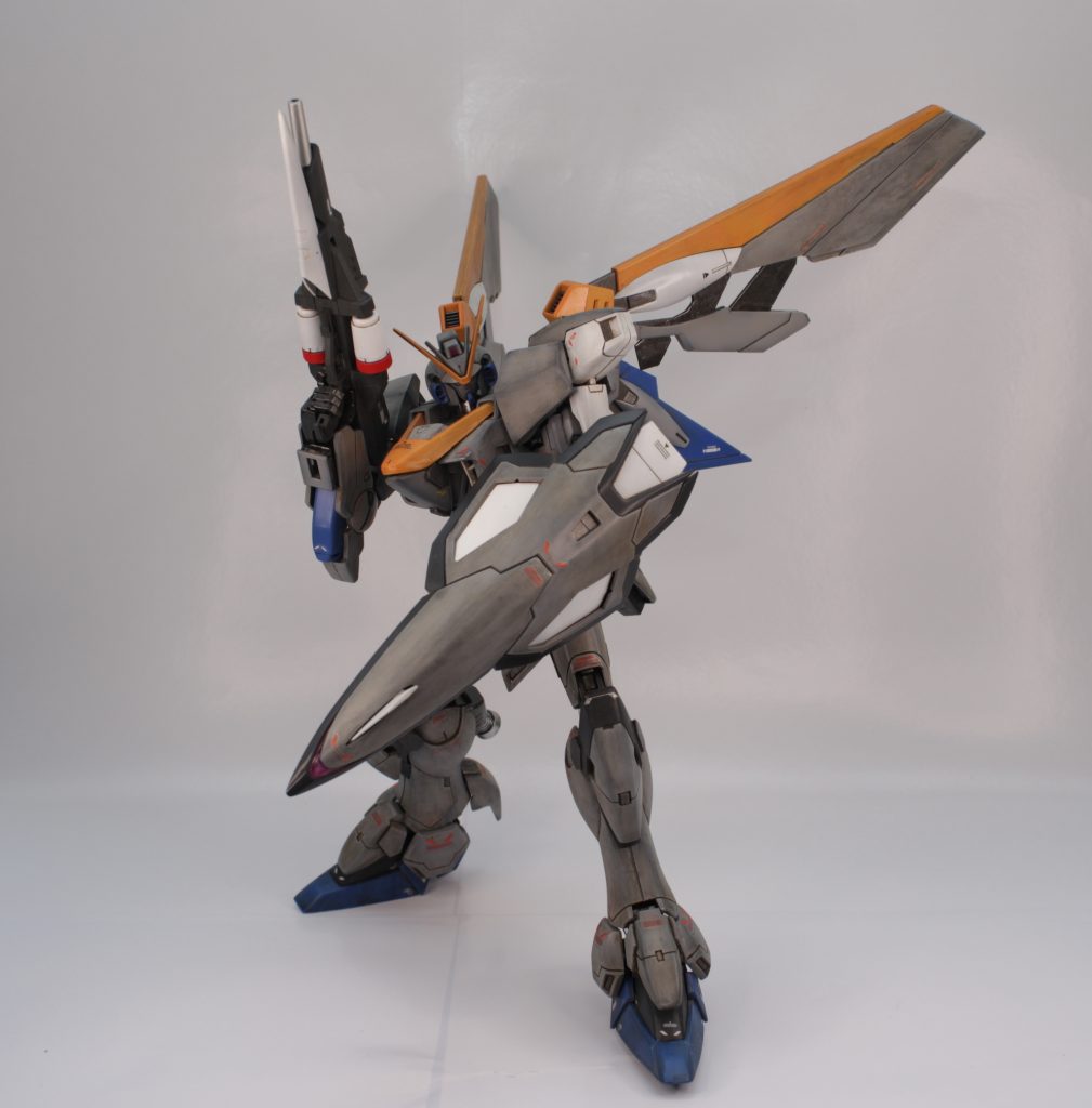塗装はZplusやFAZZを参考にロービジカラーにしました。V字の黄色が思いのほかアクセントになっていてうれしい誤算でした。デカールはV2ガンダム ver.Kaを参考に赤色デカール多めに貼りました。また,ウォッシングして使い込んだ感じに仕上げています。