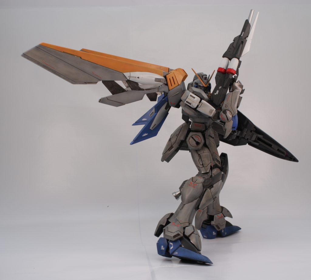 太もも横のスジボリがチャームポイントです。ウェイブライダー形態への変形機能は維持していますが,塗装剥がれが怖くて変形できてないです。