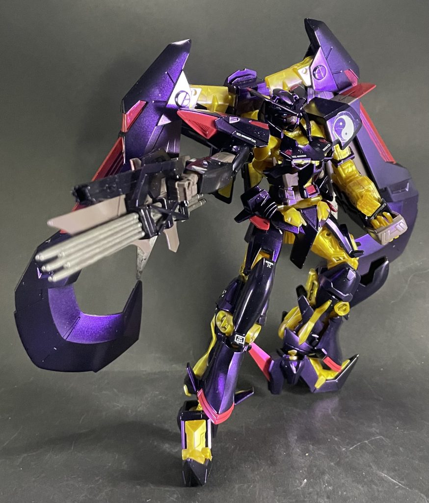 成形色が光沢だったので、そこを活かすため、アメジストパープルの塗料を使って、パール塗装をしてみました！