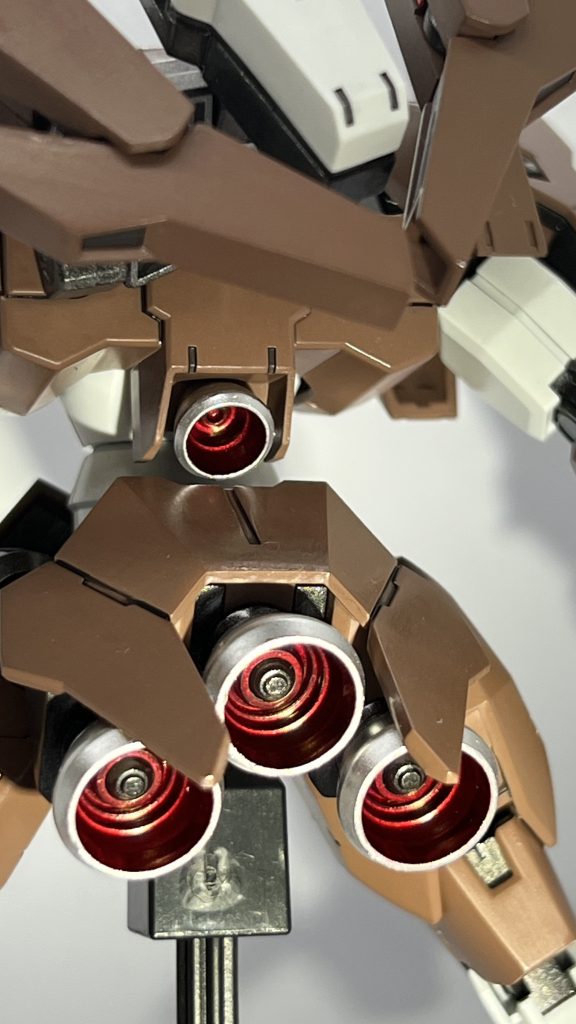 大型のスラスターがめちゃ良い。ウルは青にしたので今回は赤(ロイヤルメタレッド)