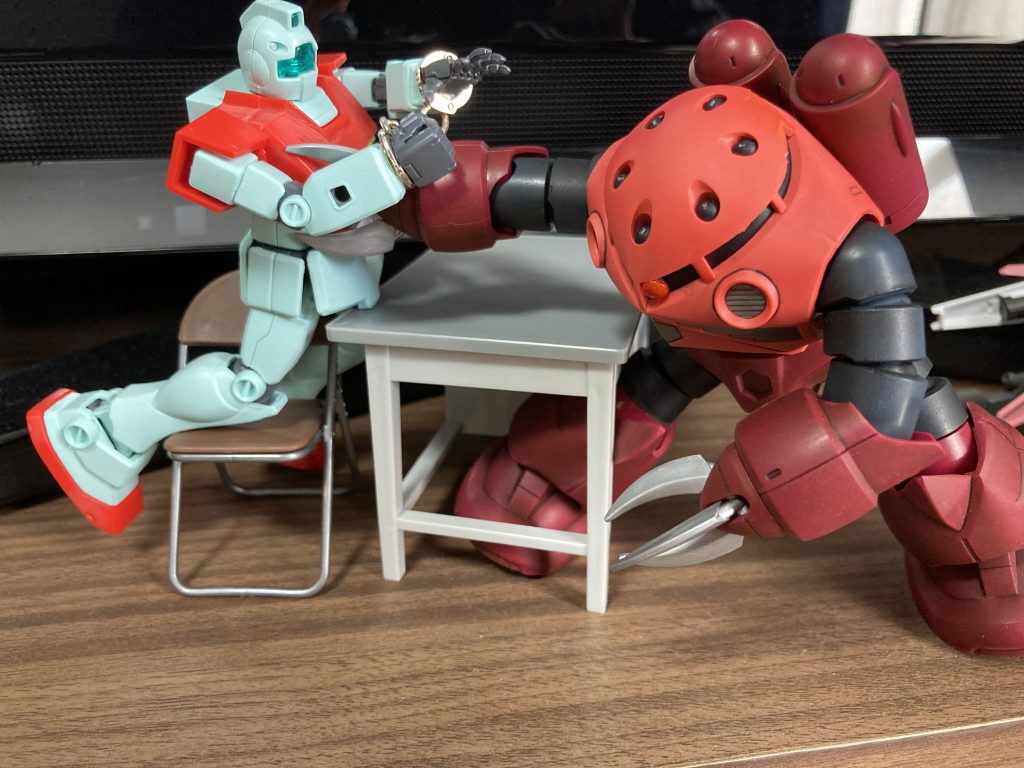 元々はこの様な状態でした(ジャブロー取調室よりシャアズゴ刑事がジムを取り調べ)