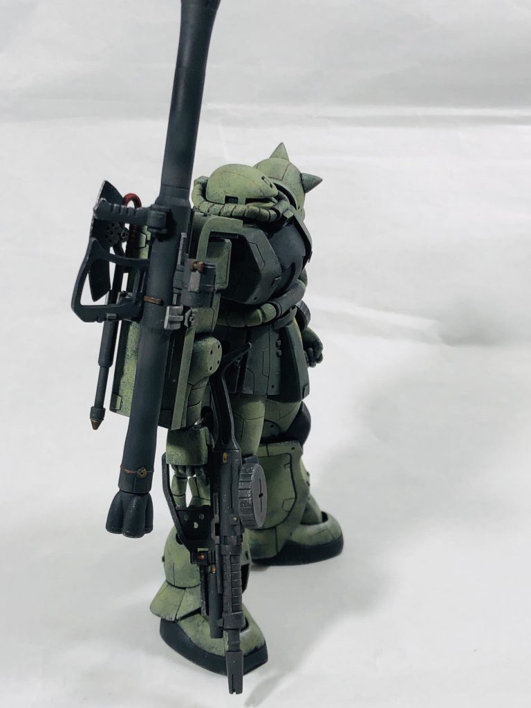 キット余剰部品のウェポンラッチを切り刻みシールドに装着♬