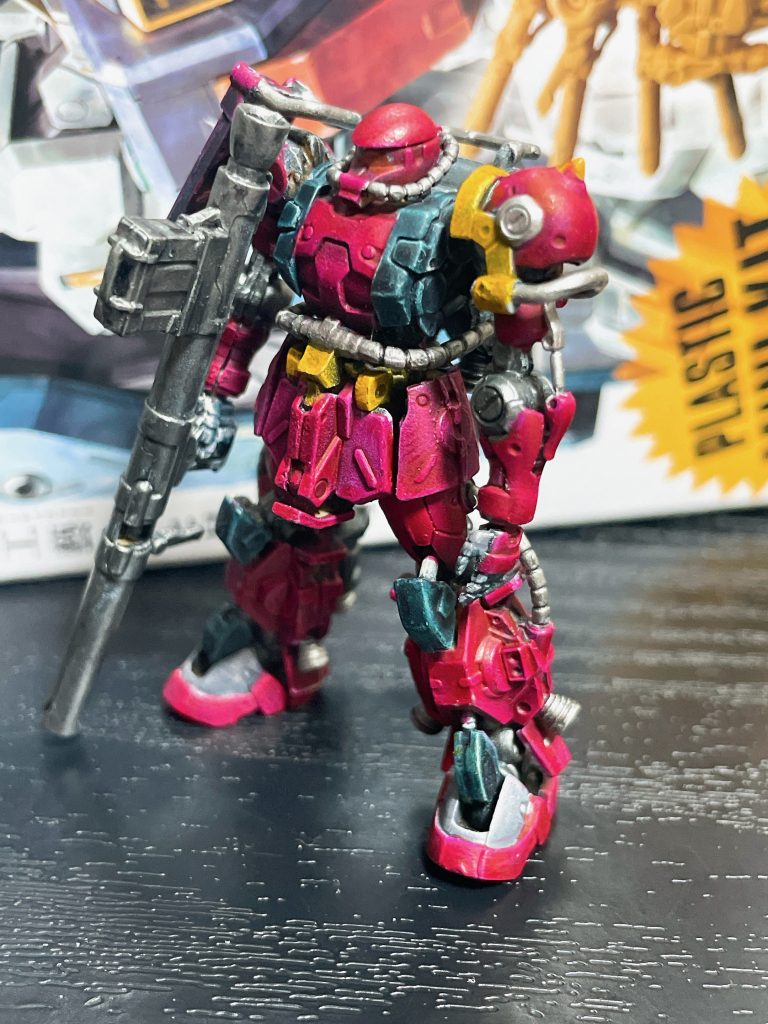 腕など正面から見えるところだけ合わせ目を消し、モールド掘り直しただけの簡単制作でした。相変わらずちっちゃいので消費カロリーがデカい…