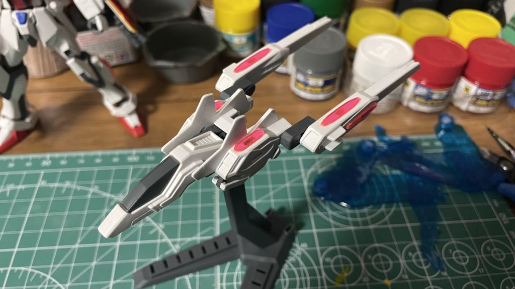 素組みユニバースブースター素組みはゲージ処理等を頑張ったおかげでかなり上手く仕上げられたのですが、完成後が少し残念になってしまいました、、、