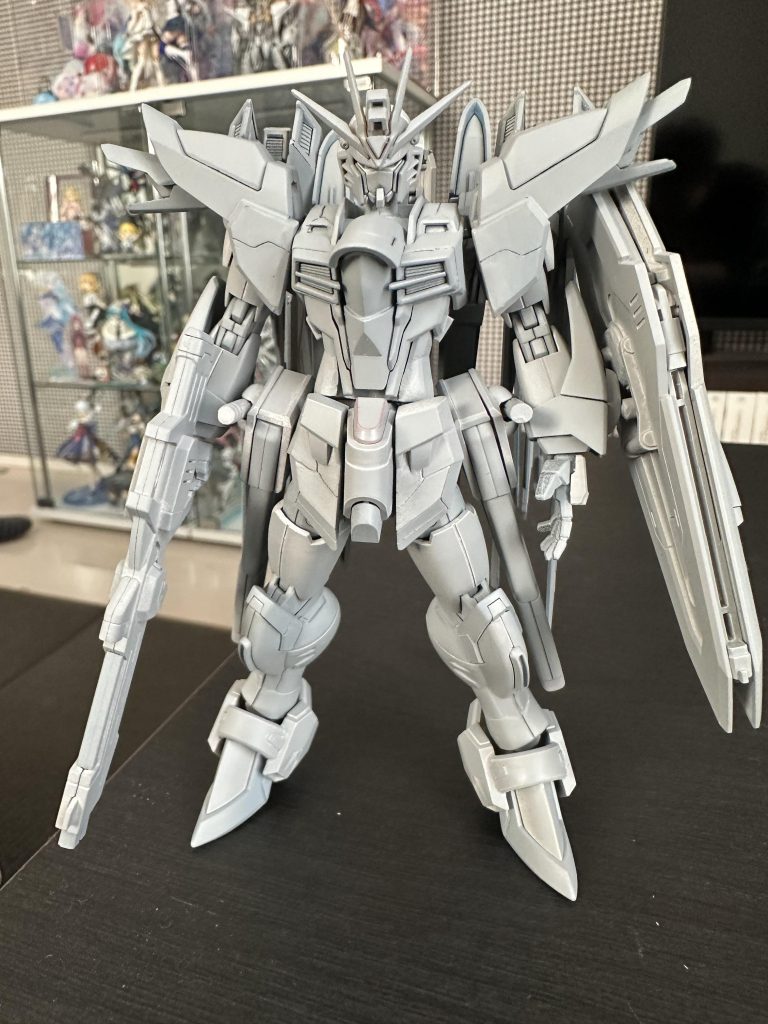 プロポーションは素組みの時点でほぼ理想的だったので首+腰の延長、足の付け根のスライドを固定してバランス調整、肩アーマーと付け根の部分が見えてしまうのが嫌で幅を増加、ライフル+シールドのジョイントをネオジム化+それに伴う腕部のネオジム化、ビームシールド発生機はネオジムを埋め込んだ関係でほんの少し分厚くなり、連結サーベルにもネオジムを仕込みましたあとは全体的に少し寂しかったので煩くならない程度に筋彫り追加をしています撮るの忘れてましたがライフルのパイプ?は銅線に変更してます