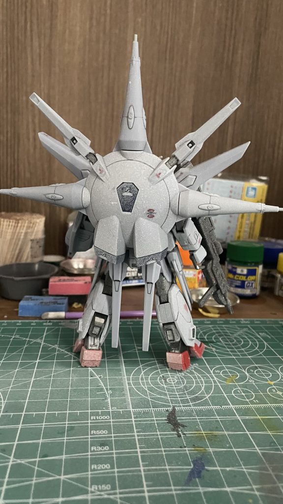 完成後後部分塗装等ディテールアップは上手くできたのですが前回に引き続きつや消し吹くのが下手すぎますね〜次は練習も兼ねてザクウォーリアをスミ入れつや消しのみでつくろうかな！つや消し拭く時のコツ等ありましたら是非教えてください〜！ではまた！