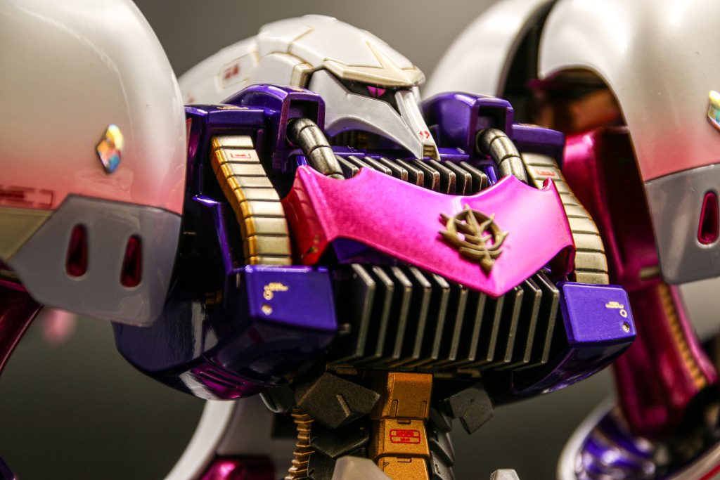 今回唯一のつや消し仕上げなのが胸のジオンのエンブレム伝統や格式的なものが表現できたらいいなーと思いつや消しにしてみました