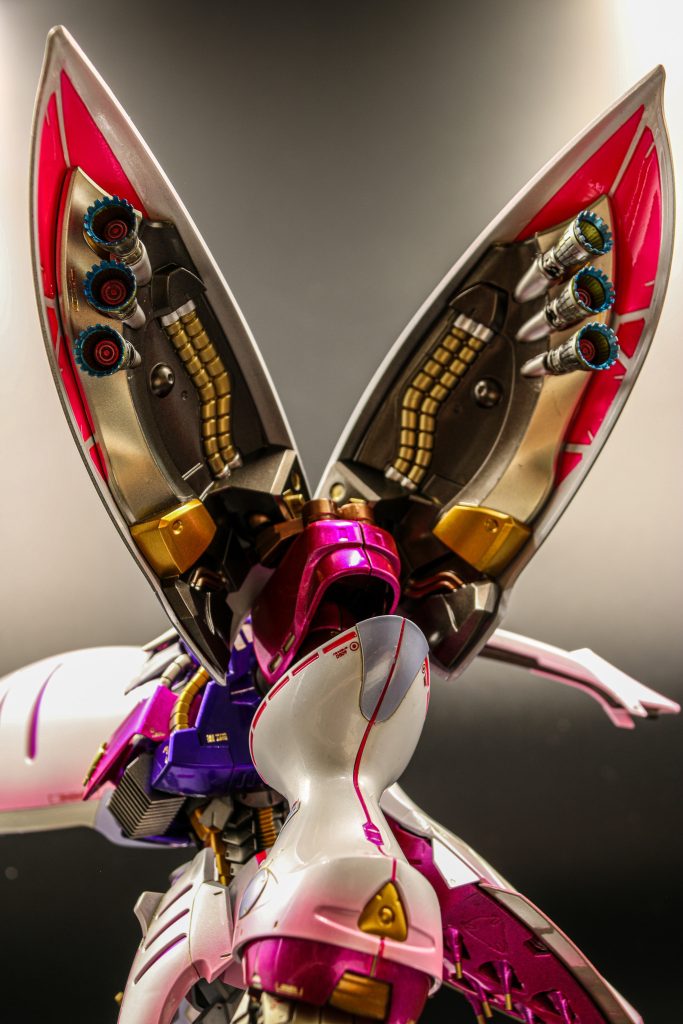 バインダー内部はガンメタル(ガイア)、SBシャンパンゴールド(ガイア)、GXブルーゴールド(クレオス)、SBゴールド(ガイア)、Mr.メタルカラー カッパー(クレオス)、SBシルバー(ガイア)で塗り分けてありますが、完成してみれば全然わかりませんガンメタ、金、銀の3色で良かったかも!バーニア追加してますあと、地味ですがファンネルも塗り分けてます