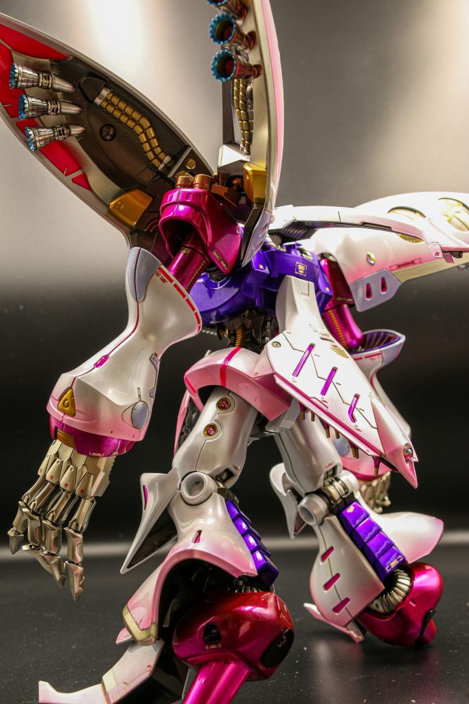 ピンクのグラデーションは染料系蛍光ピンクの染み出しを利用してます発色のコントロールが難しかったですが思った感じの色味が出せて良かったですデカールはガイアさんのコーションデカールホイルレッドを白外装と手に、ホイルゴールドをピンクや紫の外装部に使いましたキット付属のメッキデカールを貼るつもりでホイル系のデカールを使用しましたがバインダーを塗り分けしたせいでバランスよく貼れないなって思いキット付属デカールは使いませんでした