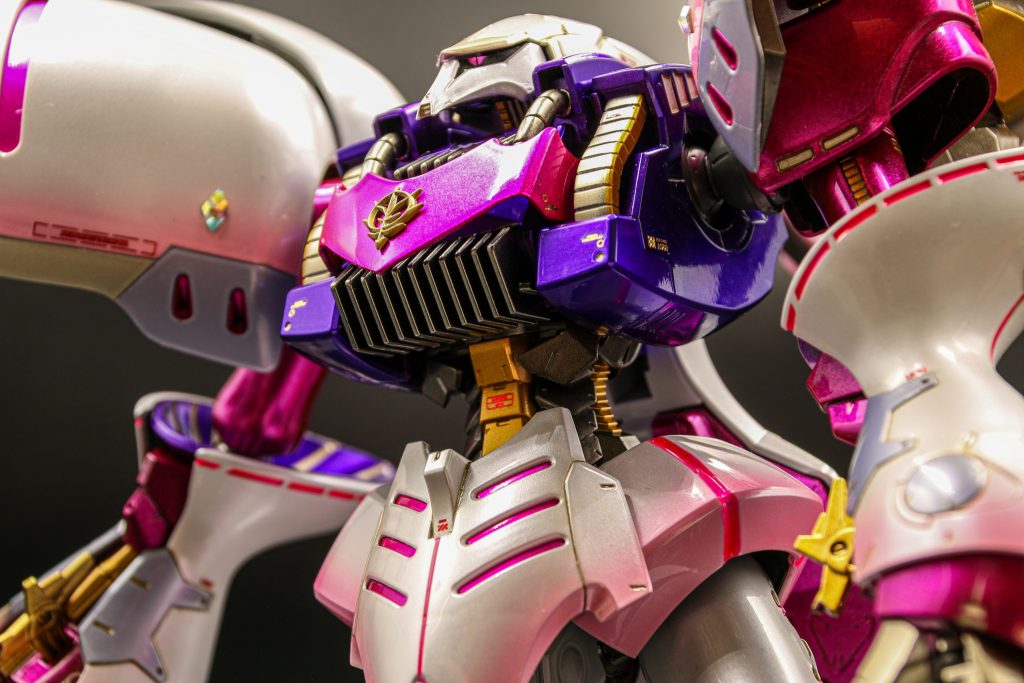 染料系蛍光ピンクの綺麗さにこれをキャンディ塗装で使おうと決めてせっかくなので染み出しによるグラデーションにもチャレンジしてみました課題としてた濡れたような艶もウレタンクリアでうまく表現できたと思いますモノアイやスミ入れ含めピンク色した部分はすべて蛍光ピンクなのでUVライト当てるとそれは無駄に発光しまくってとてもうるさい作品となってしまいました