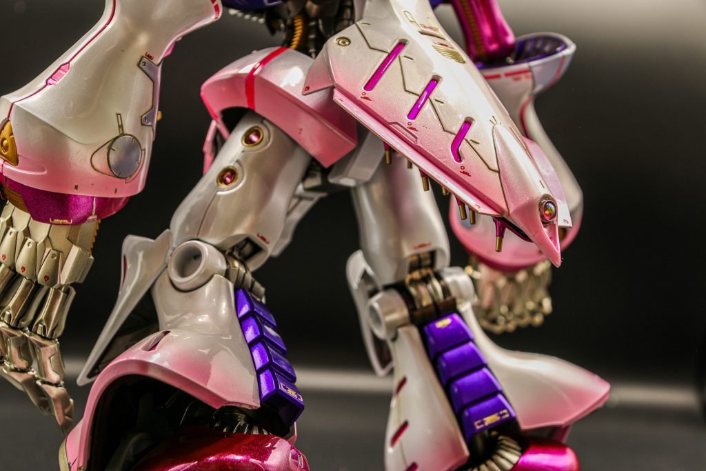 白にはパールを3層吹いてからウレタンクリアを塗ったのでしっとりツヤテカになってますフトモモにはスワロフスキーのローズ、リアスカート先端にはVCドームを埋め込んでみましたハマーン様だから光り物っていう安直な考えです…