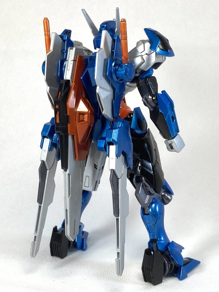 ガッチャードのメタリックブルーを強調したかったのでバックパックを塗装。ビットはマフラー部分としてシルバーにしました。