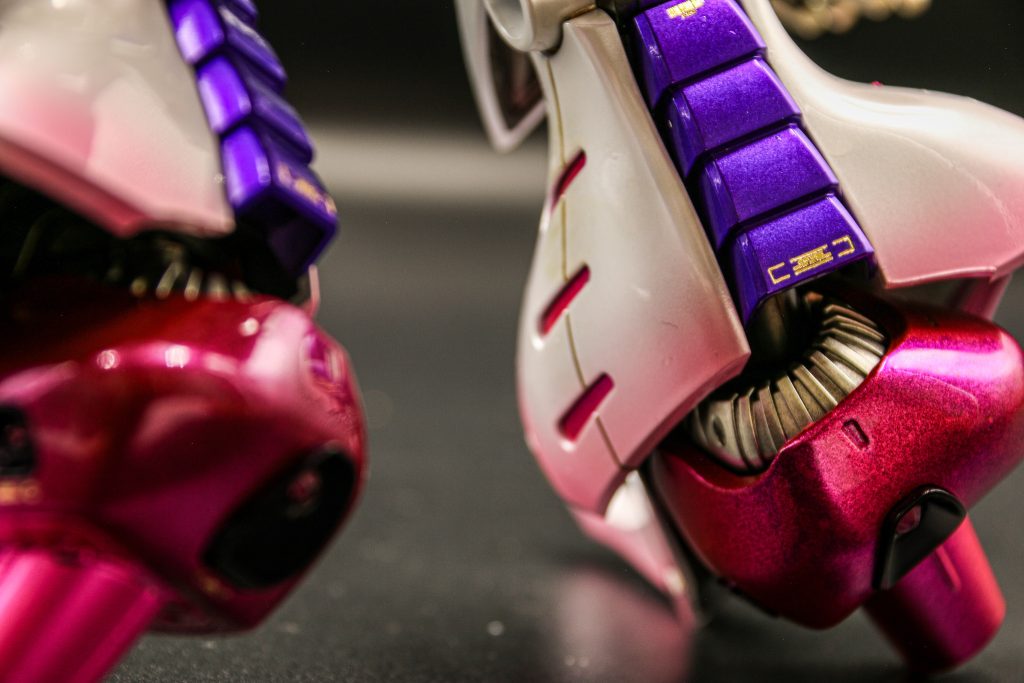 ヒール部が無骨な感じがしたのでピンヒールっぽく加工しました接地性は良くないですが元々いい訳じゃないしなんとか自立できてるので良しとしましたスラスター部にはスワロフスキーのアメジストを入れてあります周りと同系色をつかったらスワロフスキーが全然わからなくなりました