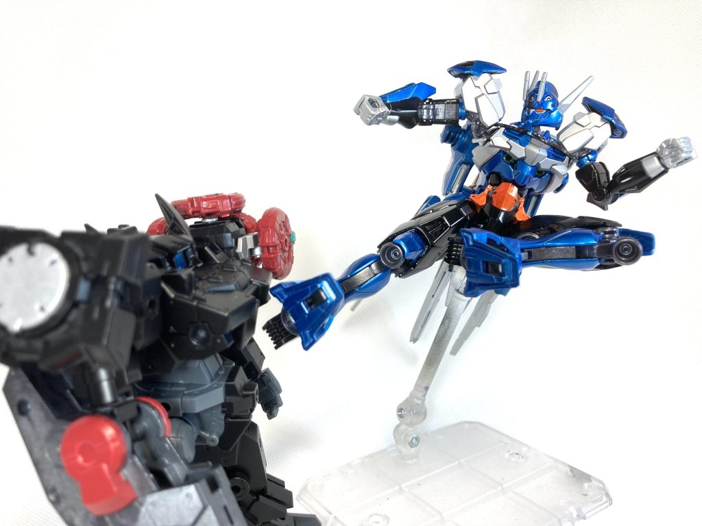 新しいプラモなのでガシガシ動かせ、キックポーズも難なく撮れます📷