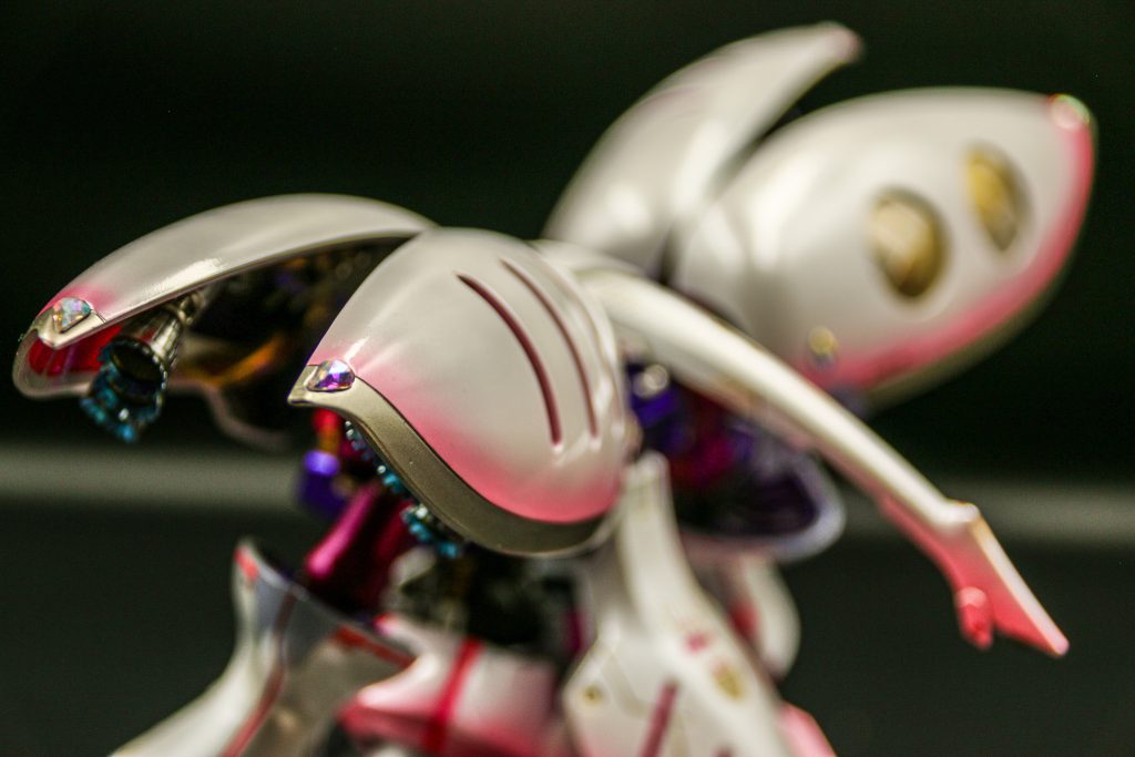 バインダーと腰のフロントアーマーにはプレシオサのクリスタルオーロラを付けました