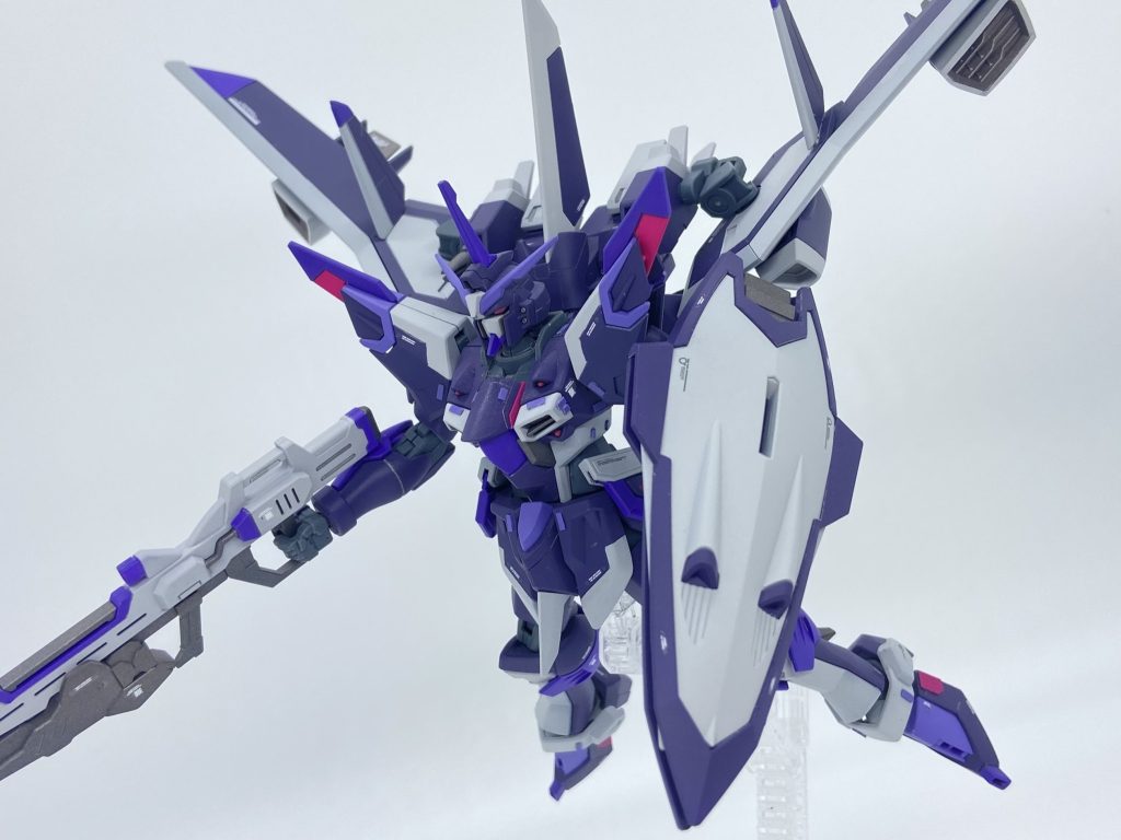 バックパックが改造された高機動近接機体として製作しました。名前は悪役みたいな見た目のカラーリングから。