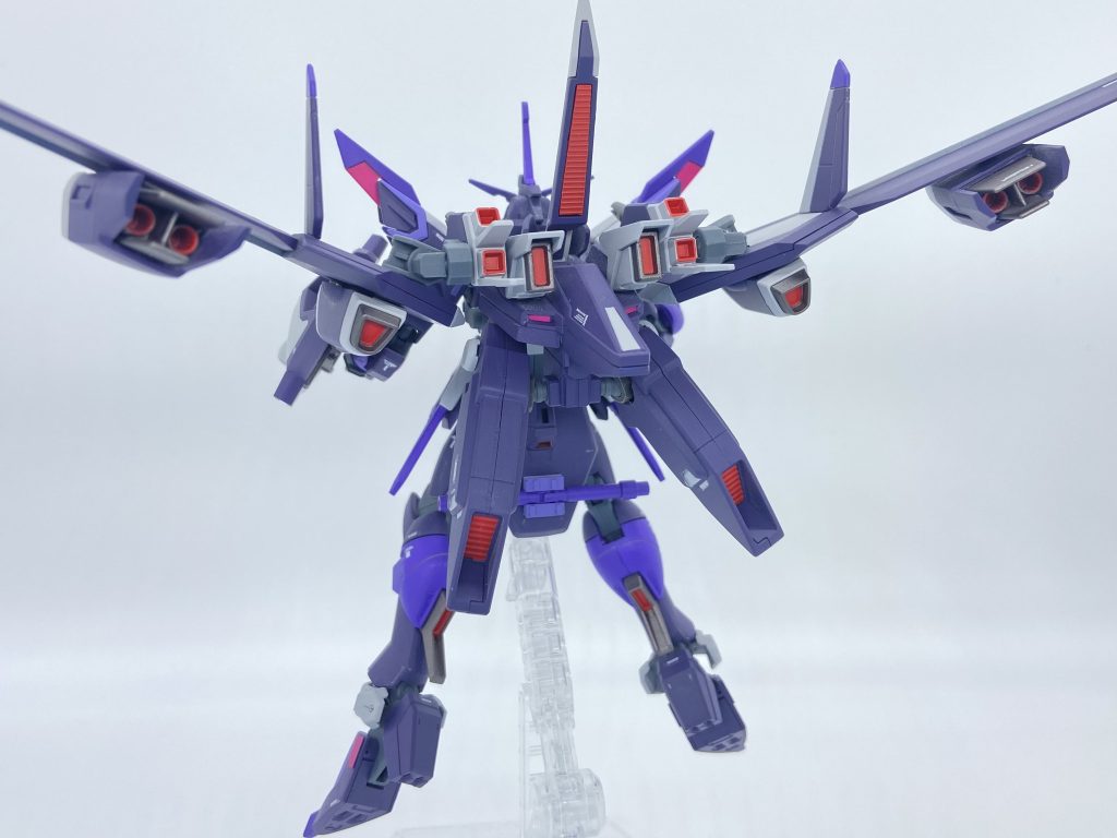 後ろ側。装着されているバックパック本体、下にフレキシブルブースター２基、翼の先に追加のブースターとなっています。ファトムというよりエールとかフォースのパックに見た目近いような…