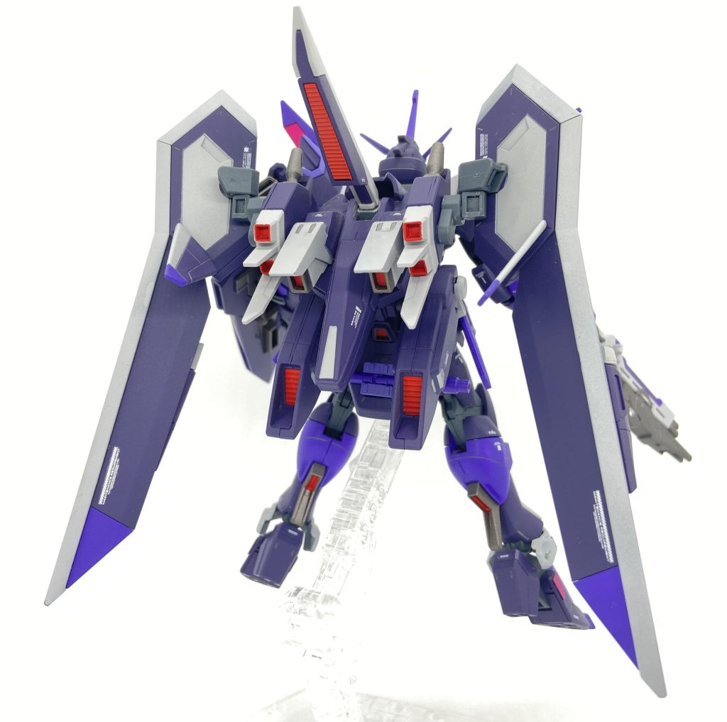 収納状態。バックパックは今までのファトムのように起こした状態と寝かせた状態にできます。翼の先のブースターも向きが変えられます。