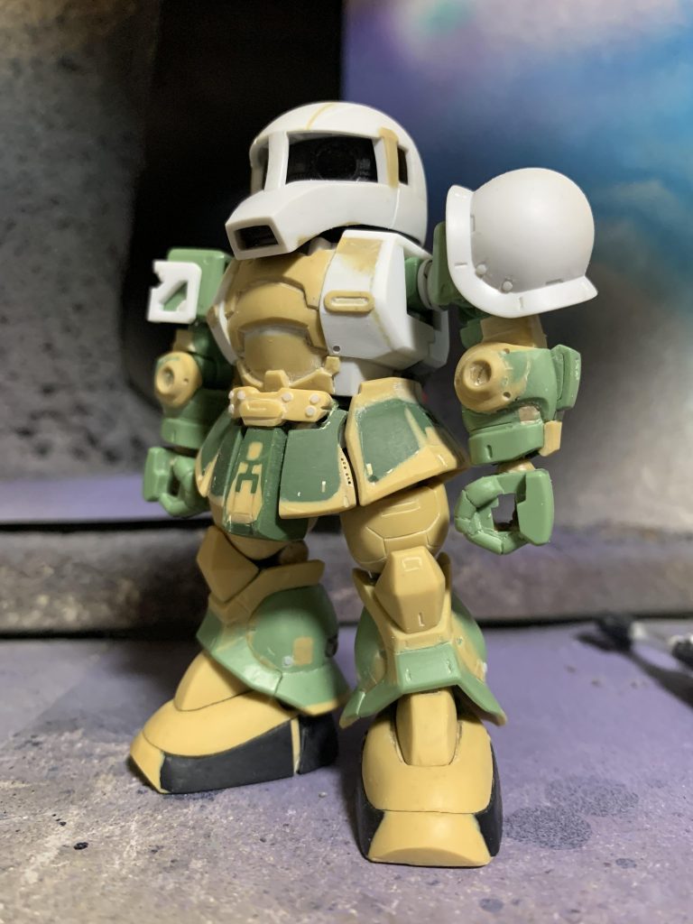 頭、胸、左肩はシルエットブースター2に付いてるザクⅠパーツで、右肩の白いパーツは自作、他はSDCSザクⅡをベースに改造しています。